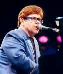 Elton John даст 2 благотворительных концерта