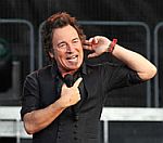 Bruce Springsteen Shows Glastonbury Festival Who's Boss