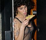 Amy Winehouse Makes Cheese On Toast For Paparazzi