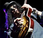 Slash Attacked Onstage During Guns N' Roses Song