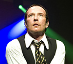 Scott Weiland Falls Off Stage At Cincinnati Gig